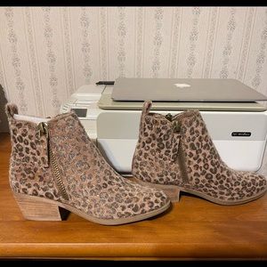 Faux fur leopard print booties